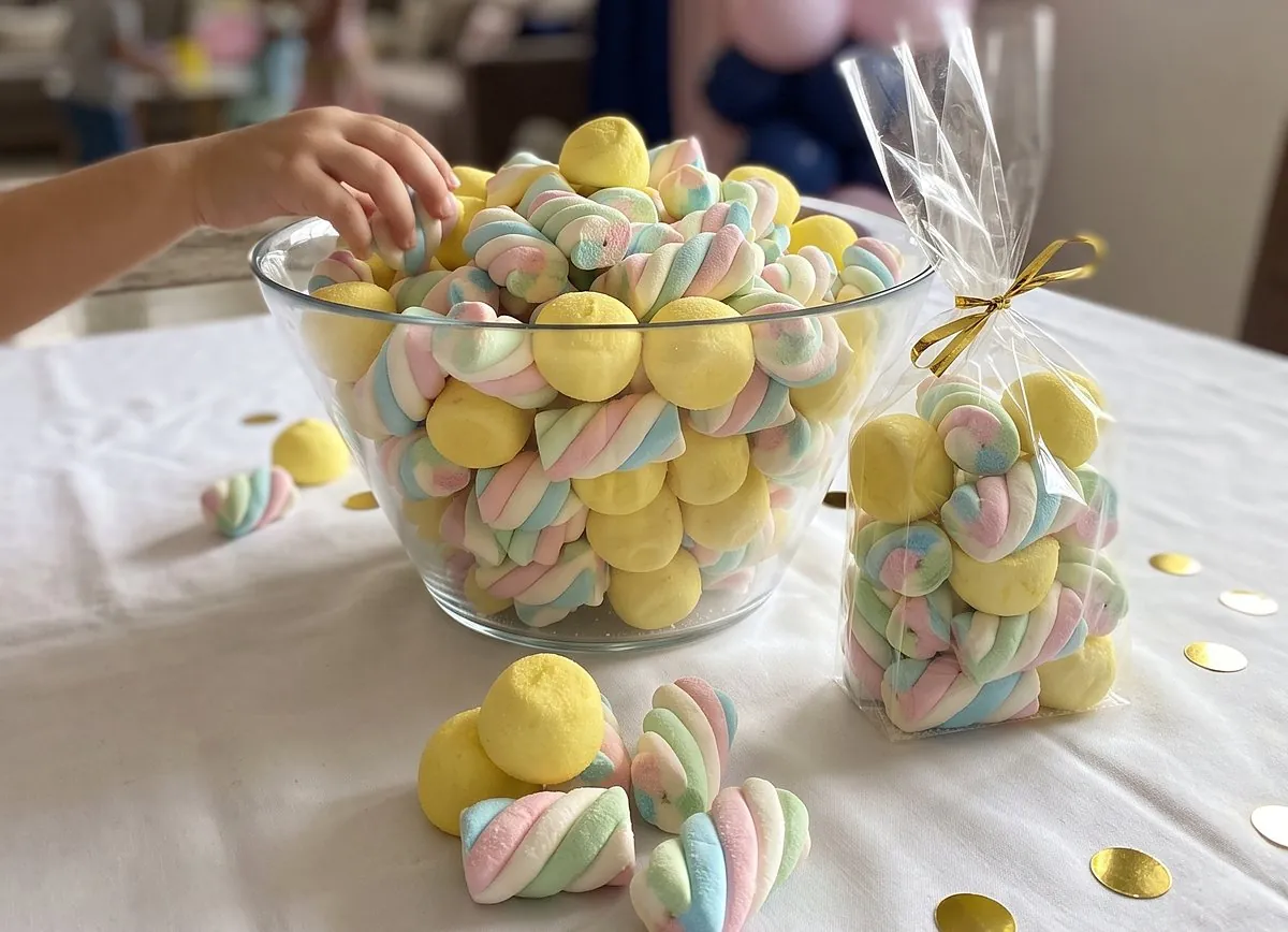 Bol de marshmallows jaunes et torsades pastel