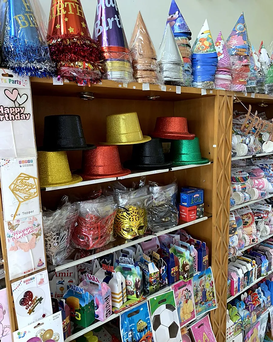 Chapeaux et cotillons en rayon