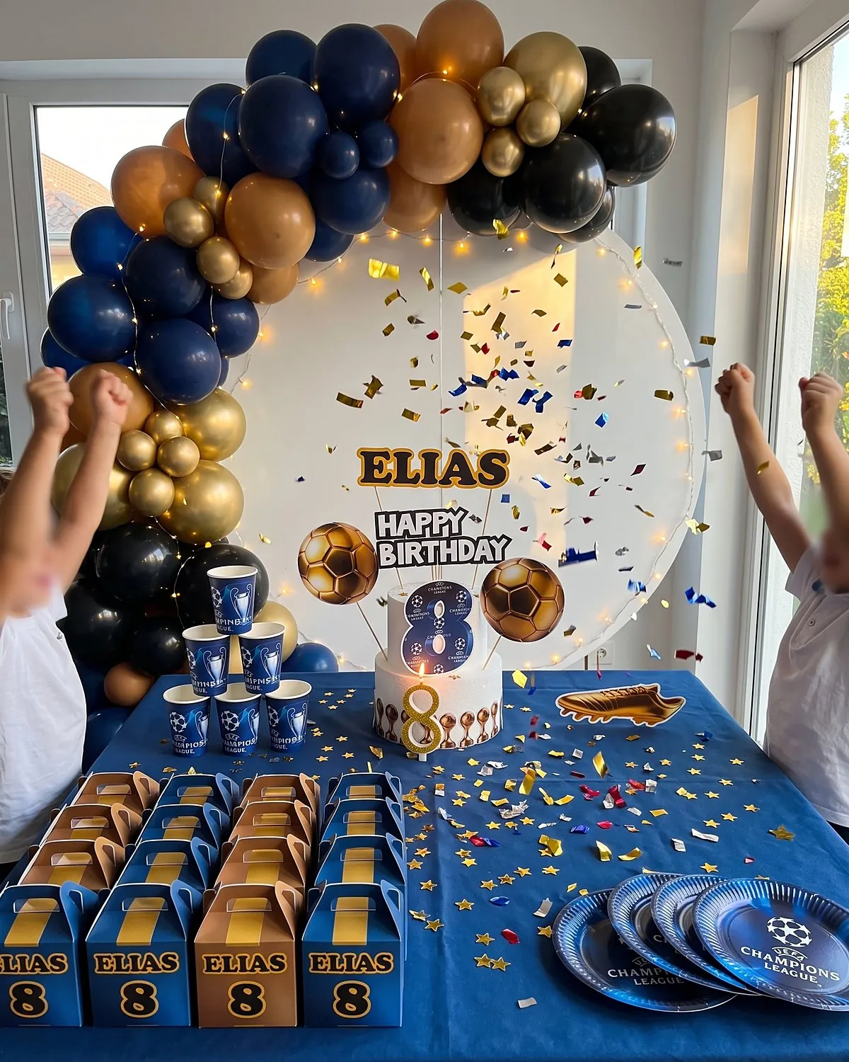 Table d'anniversaire foot au prénom d'Elias, avec boîtes surprise et gâteau
