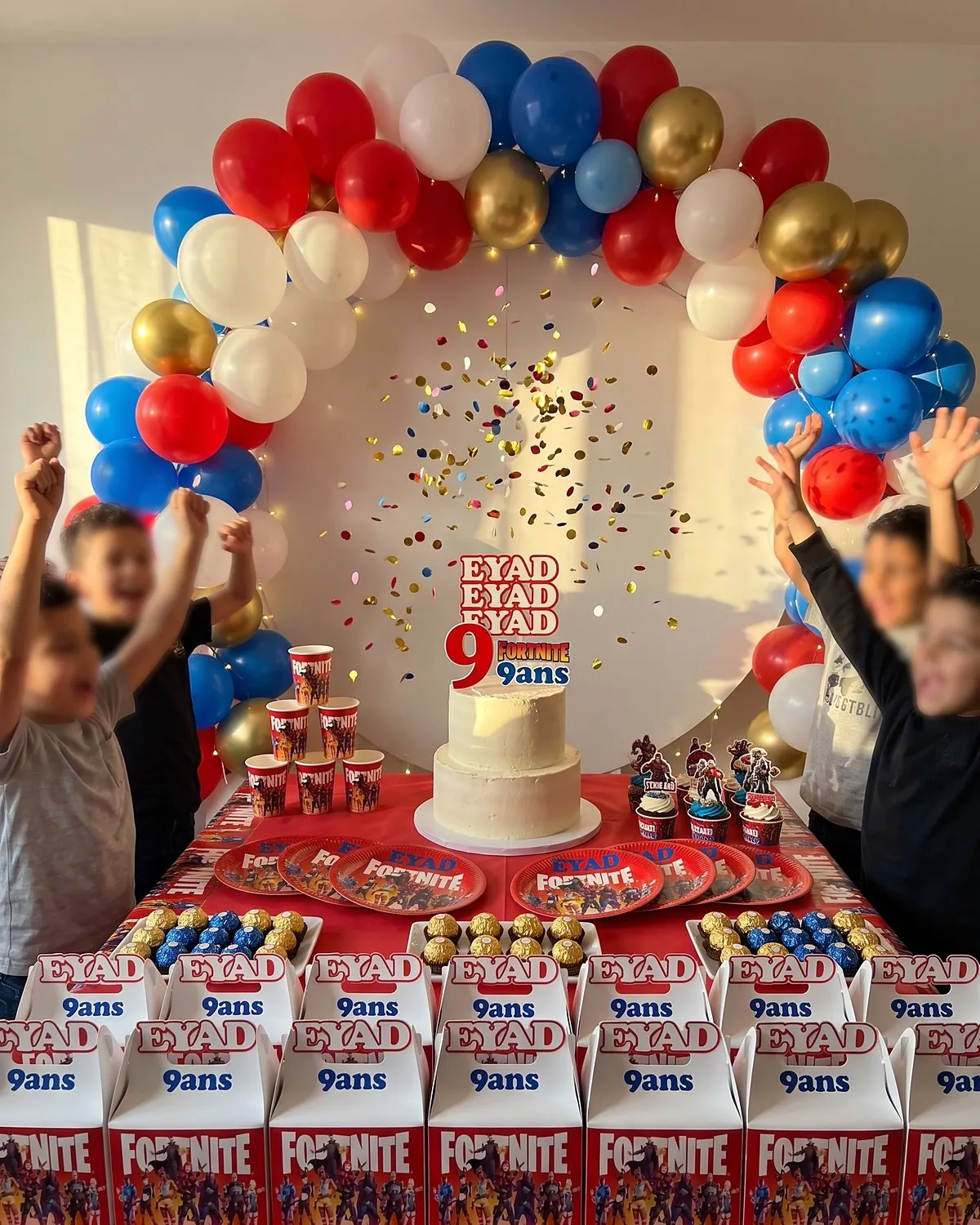 Table d'anniversaire Fortnite au prénom d'Eyad, avec son gâteau et ses boîtes surprise