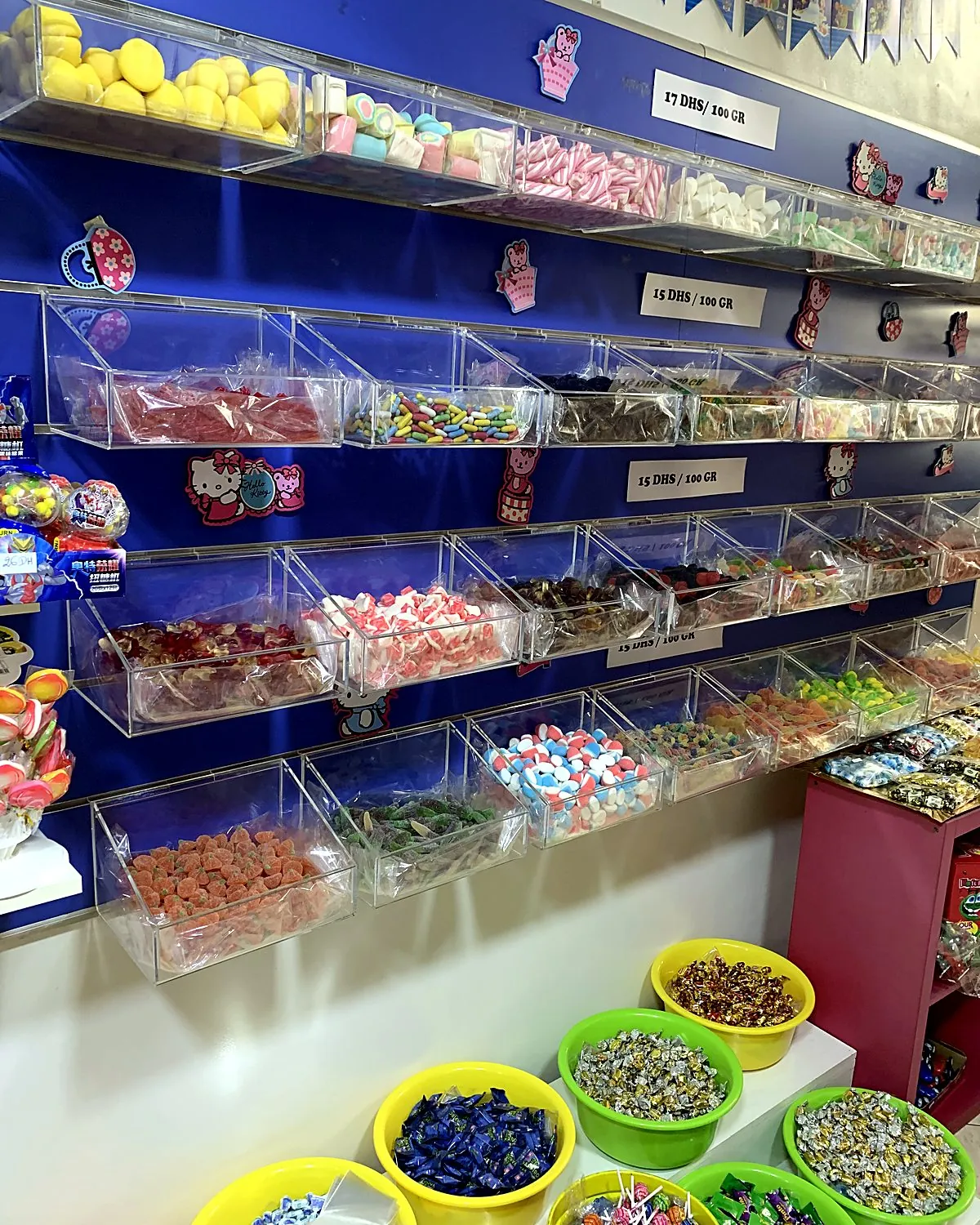 Le mur du bar à bonbons de la boutique