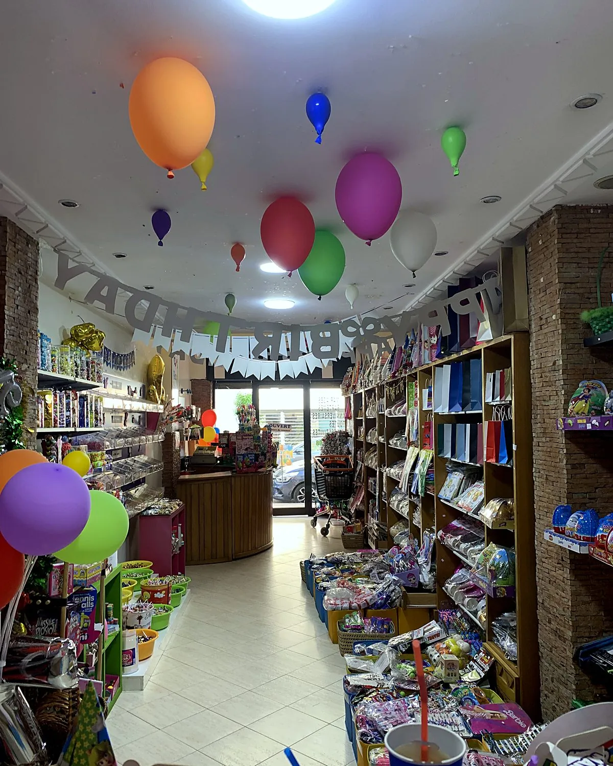 L'allée de la boutique, avec des ballons au plafond